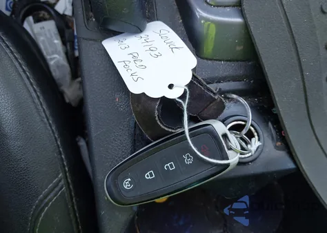 2013 Ford Focus Titanium z USA, uszkodzony, nr VIN 1FADP3N22DL128971